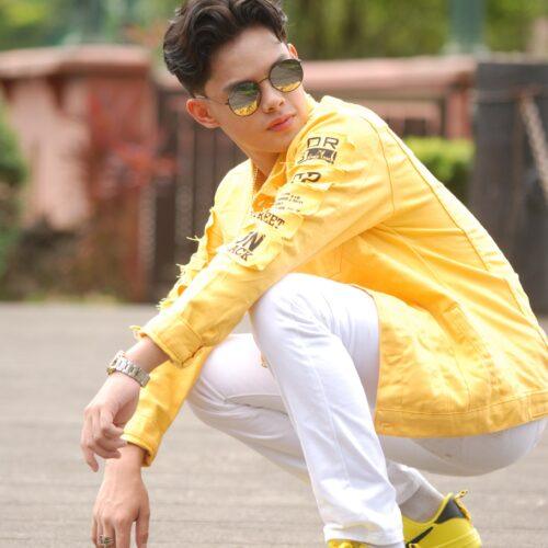Men’s Vibrant Yellow Utility Jacket with Graphic Sleeve Details & White Pants – Stylish Casual Streetwear Outfit