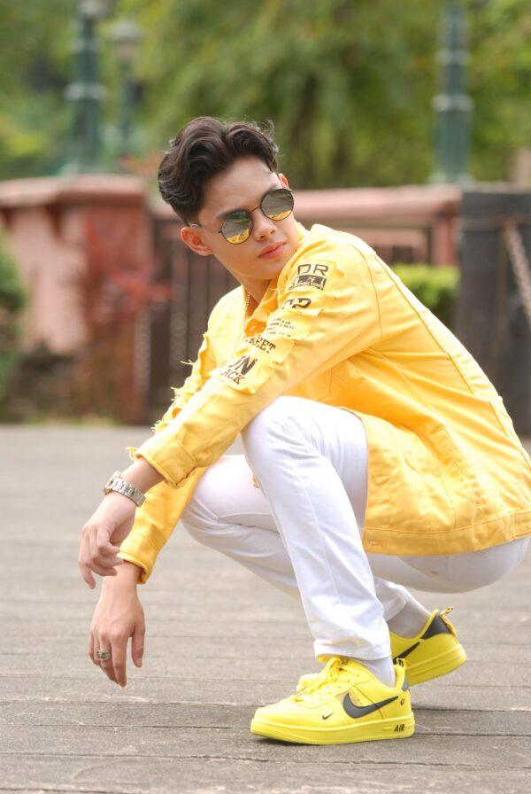 Men’s Vibrant Yellow Utility Jacket with Graphic Sleeve Details & White Pants – Stylish Casual Streetwear Outfit